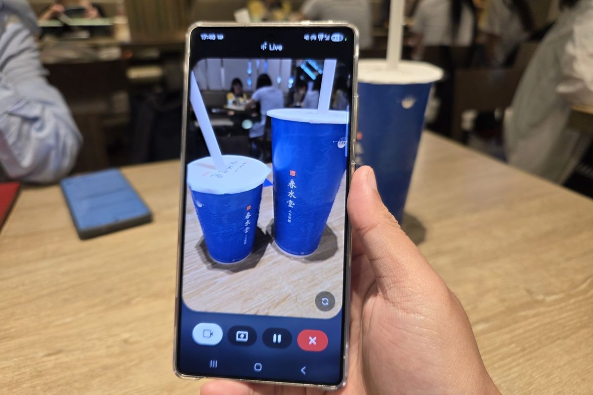Nongkrong di Kafe Makin Seru Bareng Gemini AI di Samsung Galaxy S25 FE