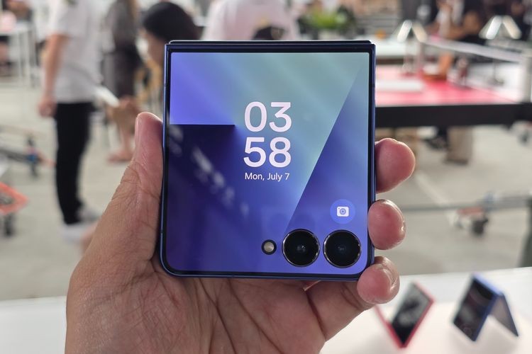 Samsung Galaxy Z Flip 7: Layar Sekunder Lebih Lega, Traveling Jadi Lebih Praktis